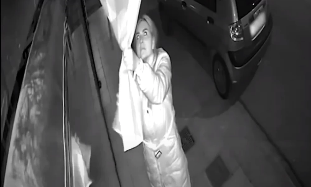 Λυσσασμένη "κυρία" κουρέλιασε την Ελληνική Σημαία ανήμερα της 25ης Μαρτίου